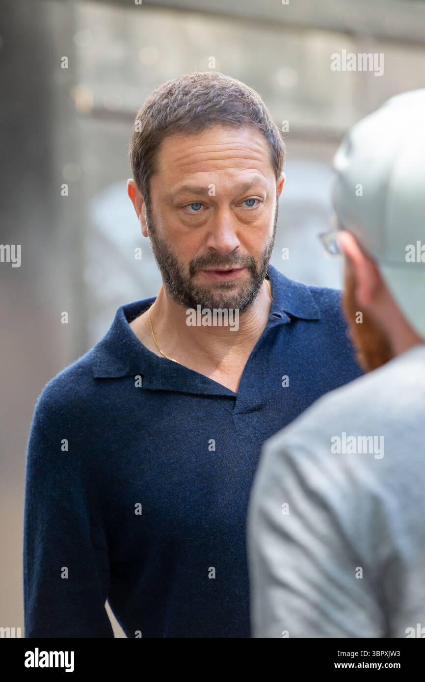 Londra, Inghilterra, Regno Unito.10 luglio 2025 Ebon Moss-Bachrach è un attore americano noto soprattutto per aver interpretato il ruolo di David Lieberman in The Punisher 2017 e Desi Harperin in Girl 2012 visto lasciare Global radio Studios Credit: Richard Lincoln/Alamy Live News Foto Stock