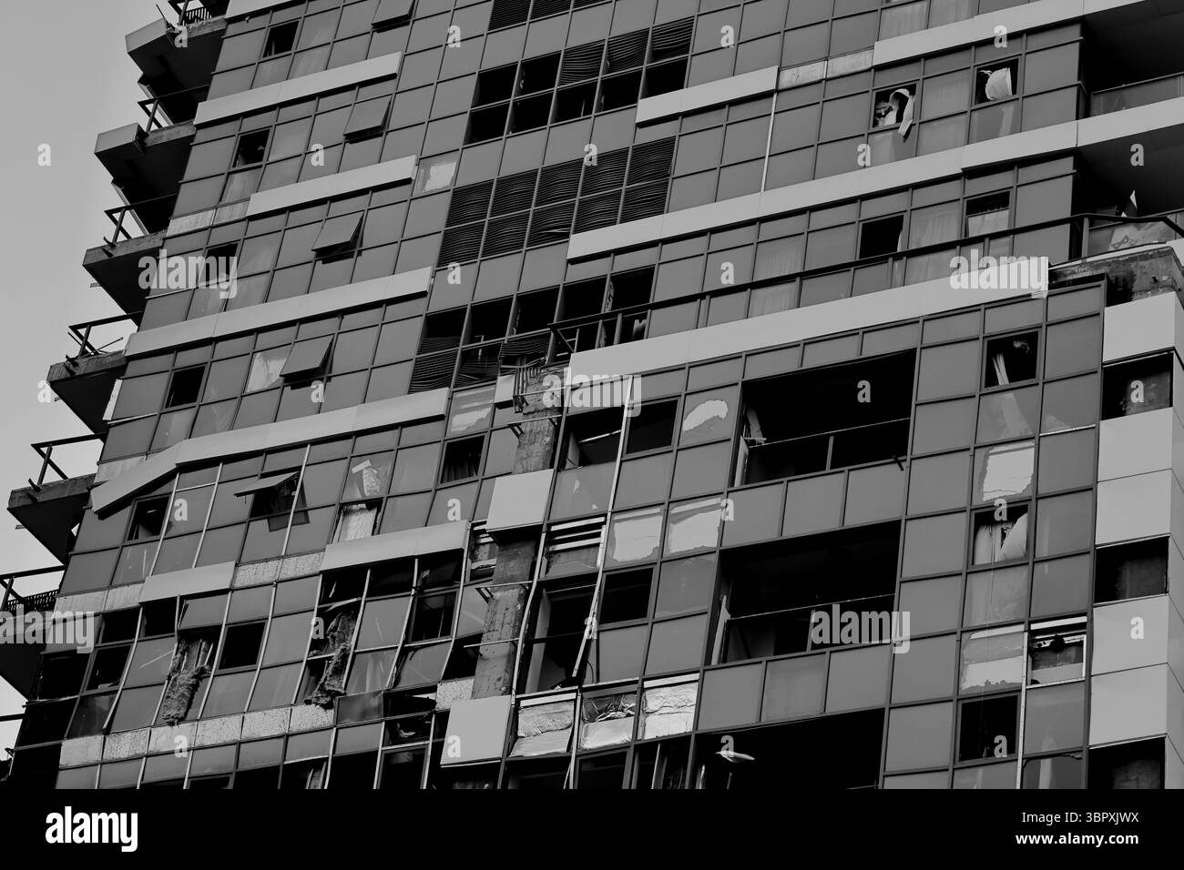L'alto grattacielo di Ramat Gan presenta finestre frantumate e vetri fratturati, che ora rappresentano un'evidente testimonianza dell'impatto dei missili e della risoluzione della comunità. Foto Stock