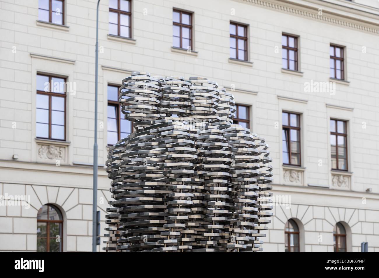 Poznan, Polonia - 18 giugno 2025: Golema David Cerny, un'accattivante installazione artistica astratta, mette in risalto la sua forma dinamica attraverso la rotazione segmentata di me Foto Stock