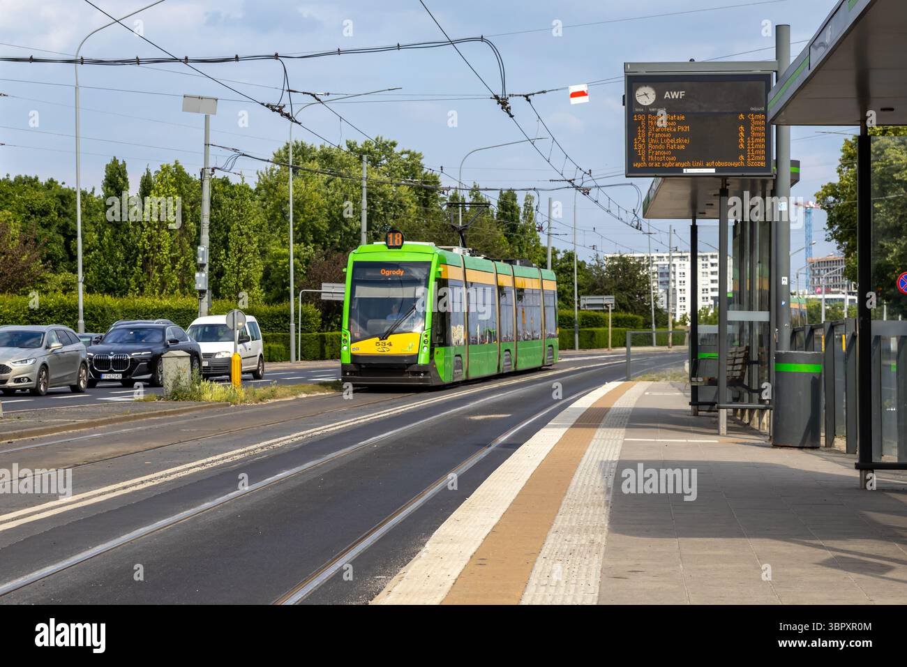 Poznan, Polonia - 18 giugno 2025: Vista di un moderno Tramwaj verde elettrico sulla strada 18 per Ogrody, passando per la fermata AWF, che indica il trasporto pubblico urbano Foto Stock