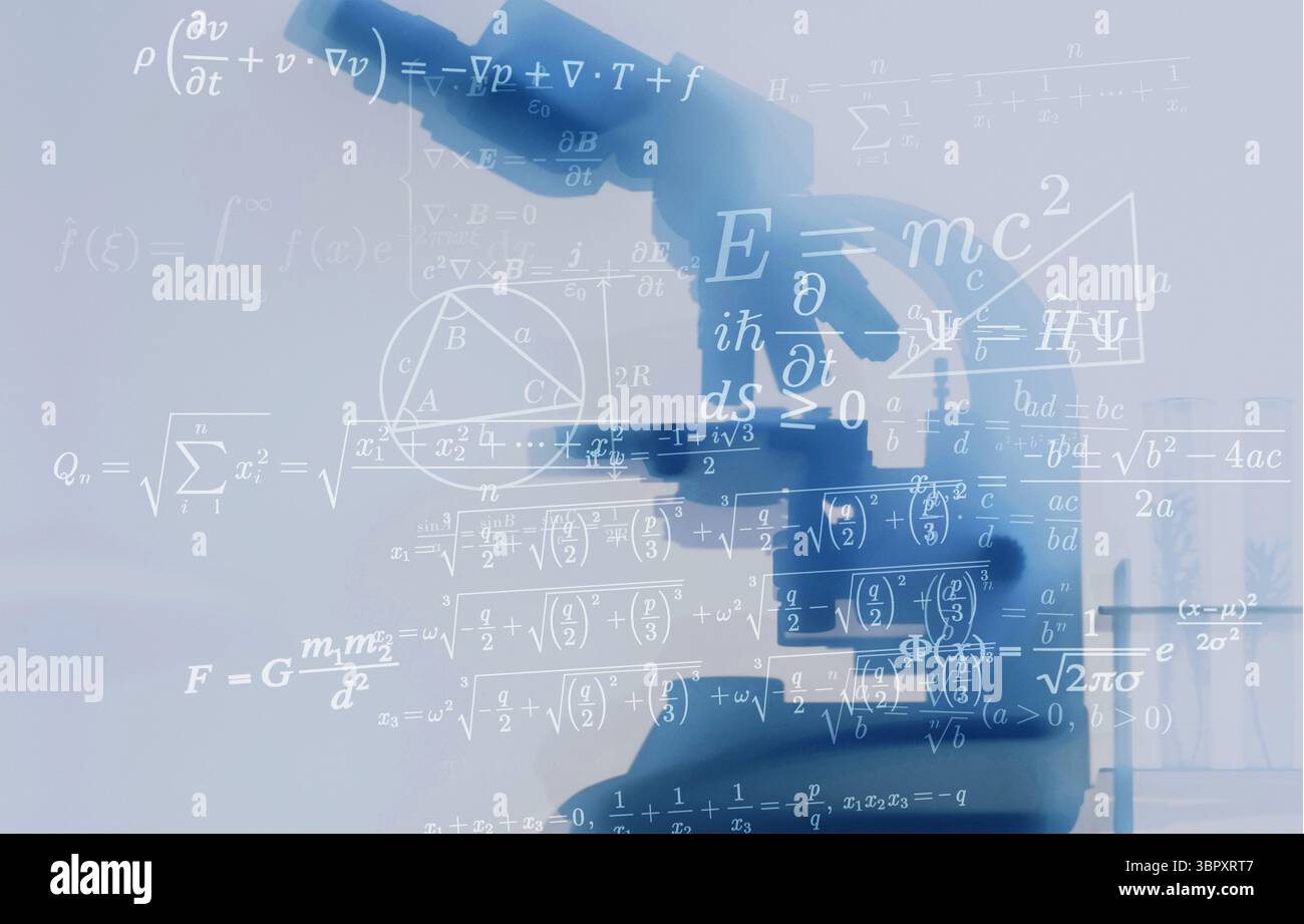 Sagoma del microscopio sovrapposta con formule matematiche e scientifiche Foto Stock