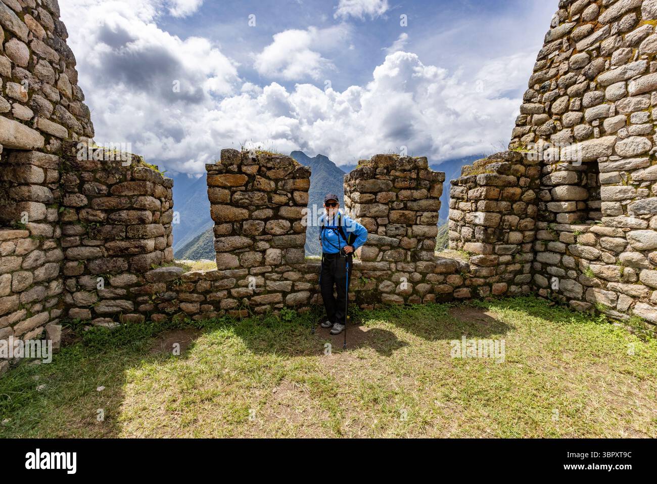 Ritratto di donna sorridente alle rovine di Machu Picchu Inca Foto Stock