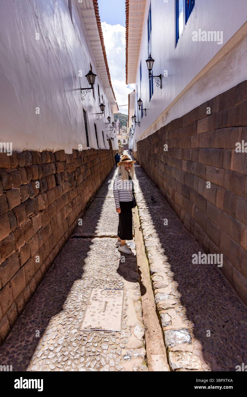 Ritratto di donna in un vicolo stretto della città vecchia Foto Stock