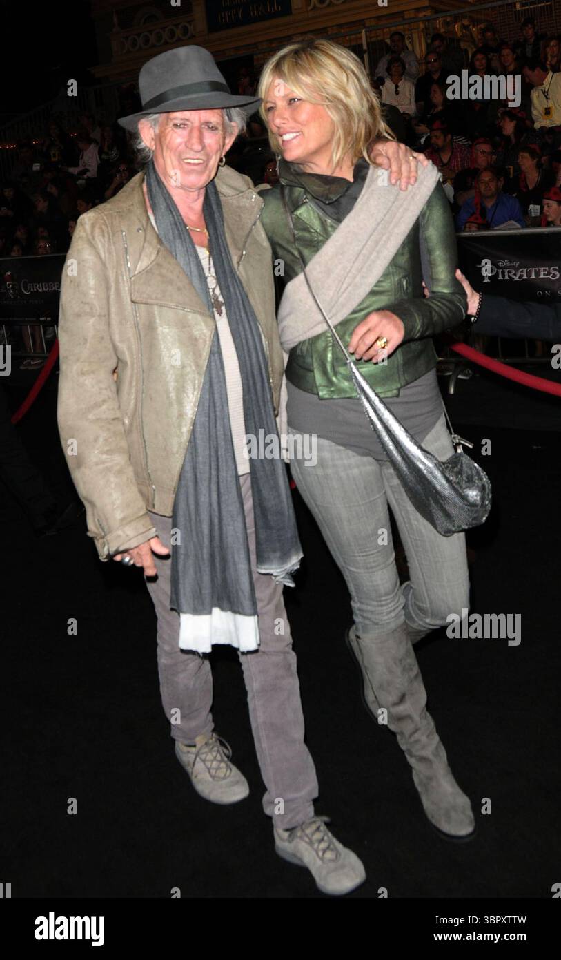 Keith Richards e Patti Hansen alla prima mondiale di "Pirati dei Caraibi: Sulle maree straniere" tenutasi a Disneyland ad Anaheim, Los Angeles - 7 maggio 2011 Foto Stock