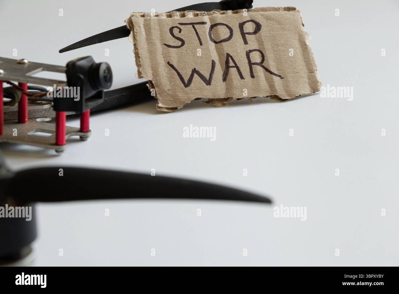 Drone da combattimento con segnale DI STOP WAR, messaggio anti-guerra sullo sfondo di un drone russo su sfondo bianco, messaggio Foto Stock