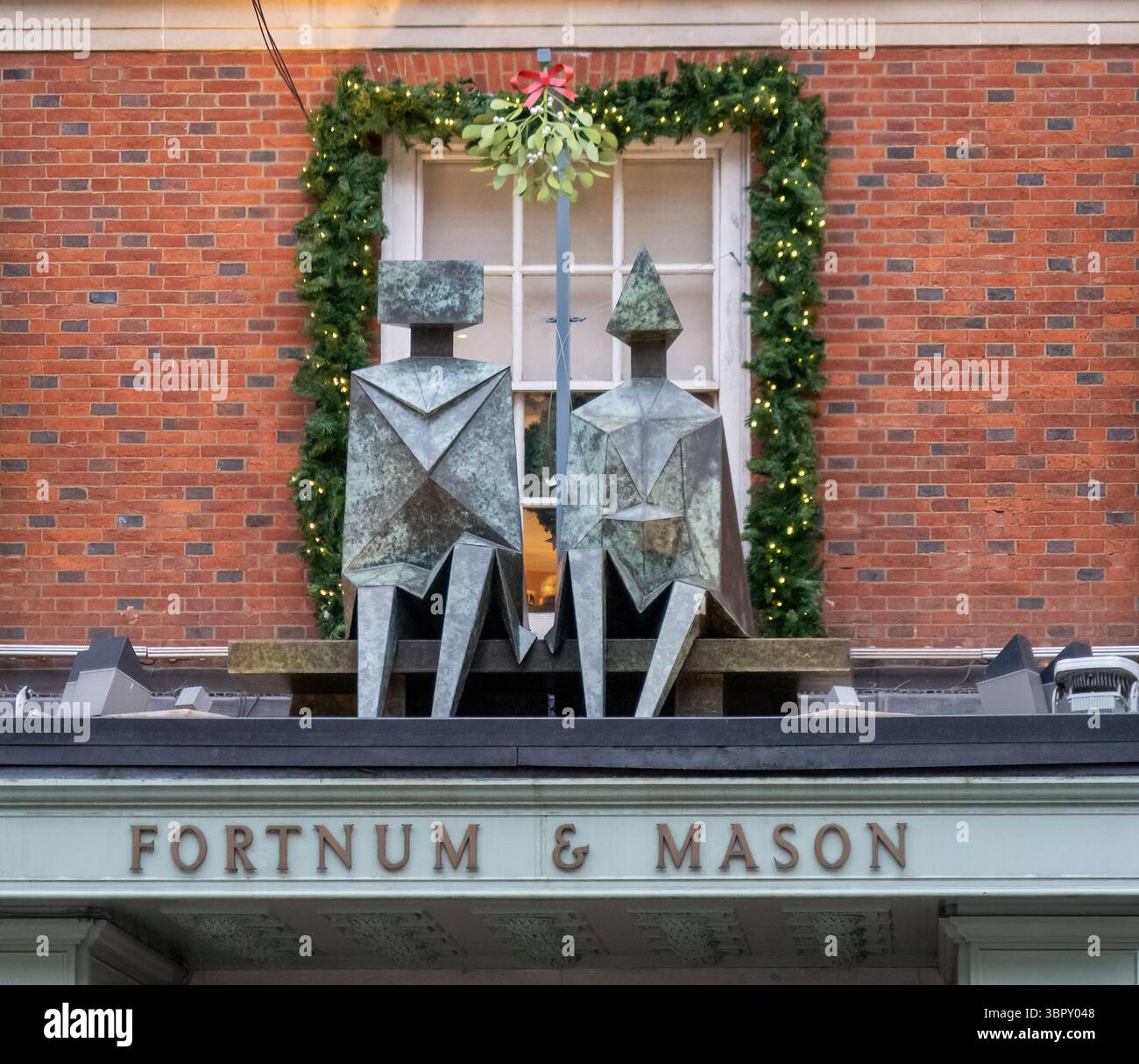 Scultura King and Queen fuori dal negozio Fortnum and Mason di Londra Foto Stock