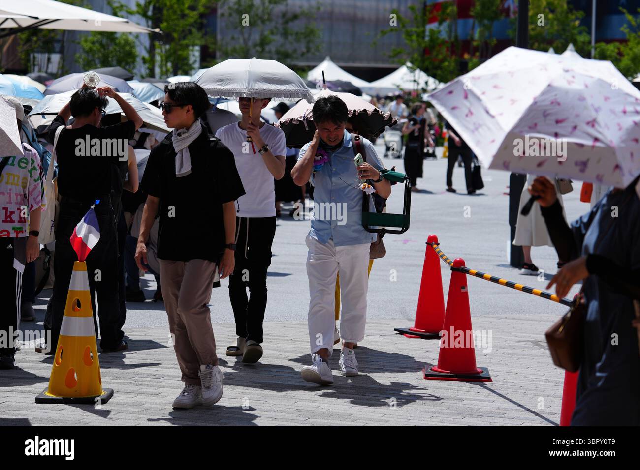 Osaka, Giappone. 10 luglio 2025. I turisti visitano l'Expo 2025 di Osaka, Giappone, il 10 luglio 2025. Gli avvisi di colpo di calore sono stati emessi in molti luoghi del Giappone, poiché il paese è colpito da un'ondata di caldo ardente. Crediti: Jia Haocheng/Xinhua/Alamy Live News Foto Stock