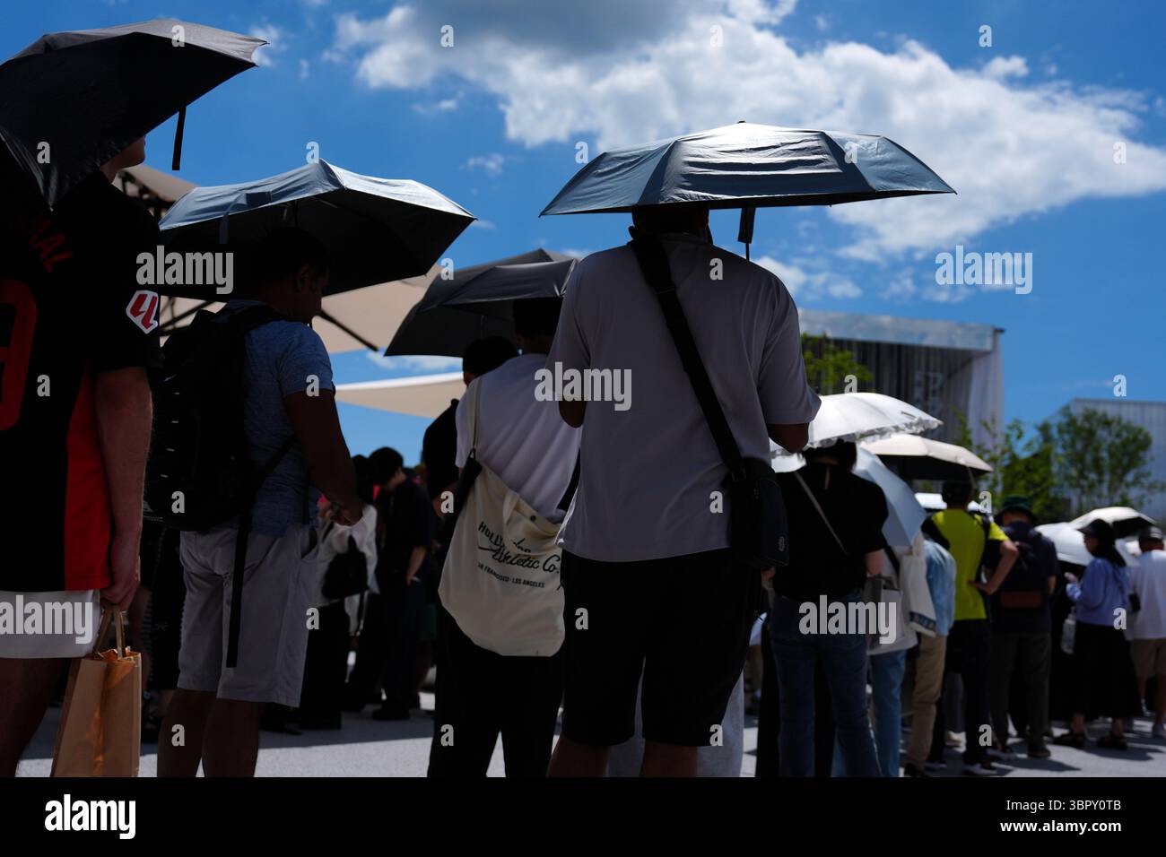 Osaka, Giappone. 10 luglio 2025. I turisti visitano l'Expo 2025 di Osaka, Giappone, il 10 luglio 2025. Gli avvisi di colpo di calore sono stati emessi in molti luoghi del Giappone, poiché il paese è colpito da un'ondata di caldo ardente. Crediti: Jia Haocheng/Xinhua/Alamy Live News Foto Stock