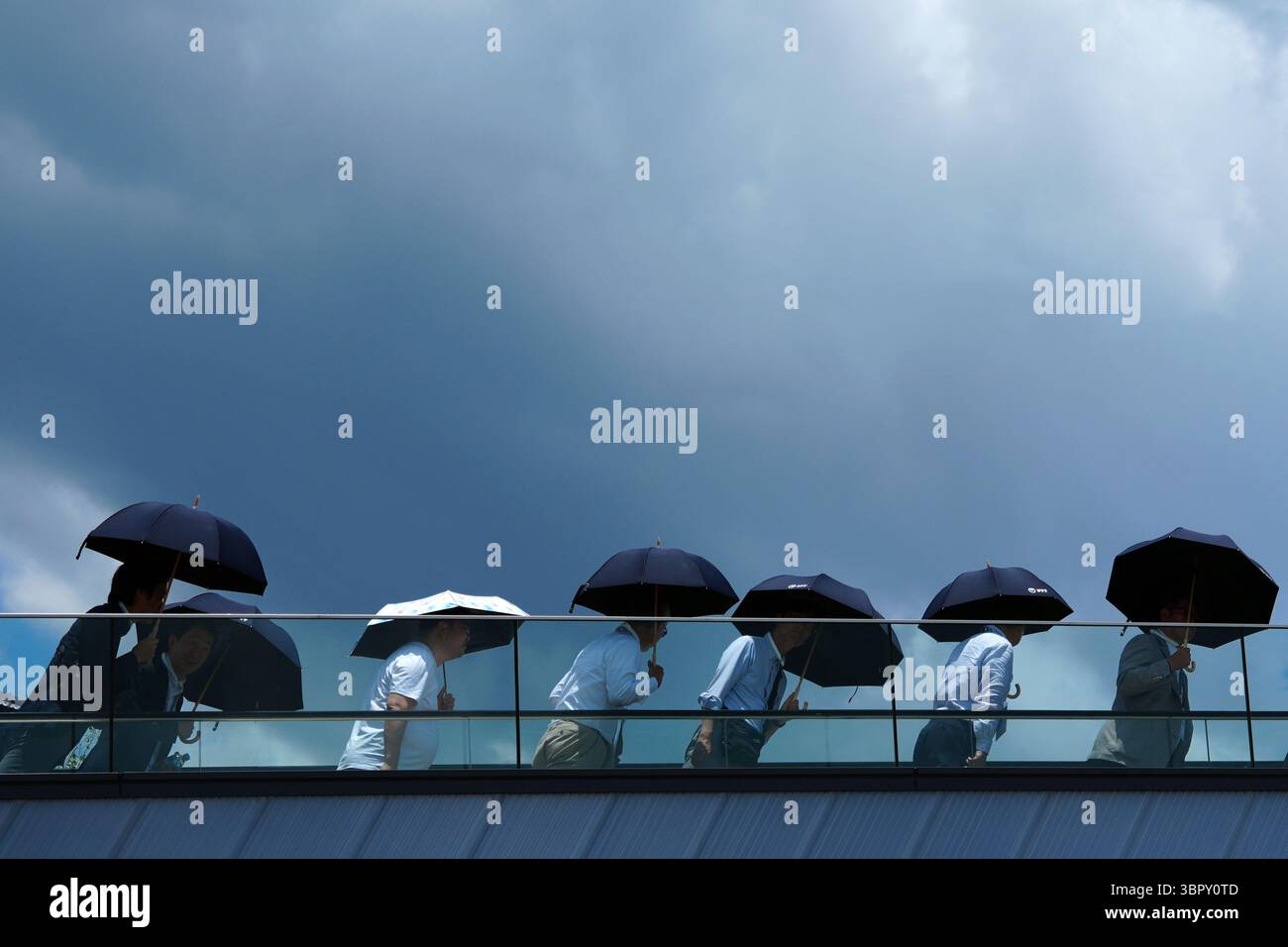 Osaka, Giappone. 10 luglio 2025. I turisti visitano l'Expo 2025 di Osaka, Giappone, il 10 luglio 2025. Gli avvisi di colpo di calore sono stati emessi in molti luoghi del Giappone, poiché il paese è colpito da un'ondata di caldo ardente. Crediti: Jia Haocheng/Xinhua/Alamy Live News Foto Stock