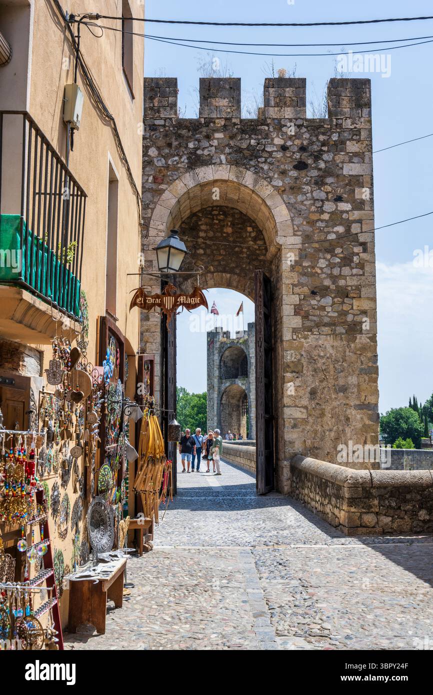 Porta d'accesso al ponte romanico del XII secolo nella città medievale di Besalú, nella regione spagnola della Catalogna Foto Stock