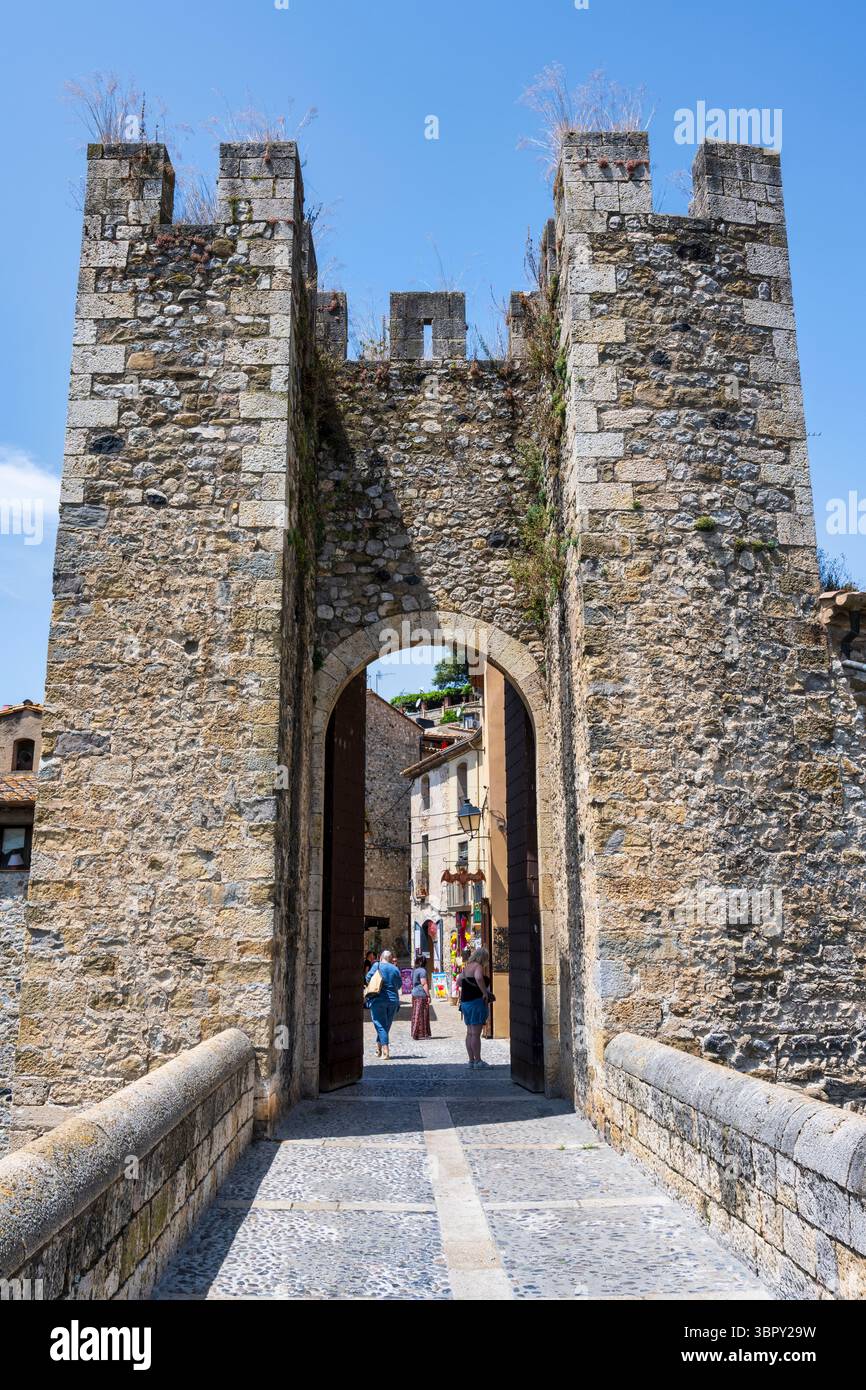 Porta d'ingresso dal ponte romanico del XII secolo alla città medievale di Besalú, nella regione spagnola della Catalogna Foto Stock