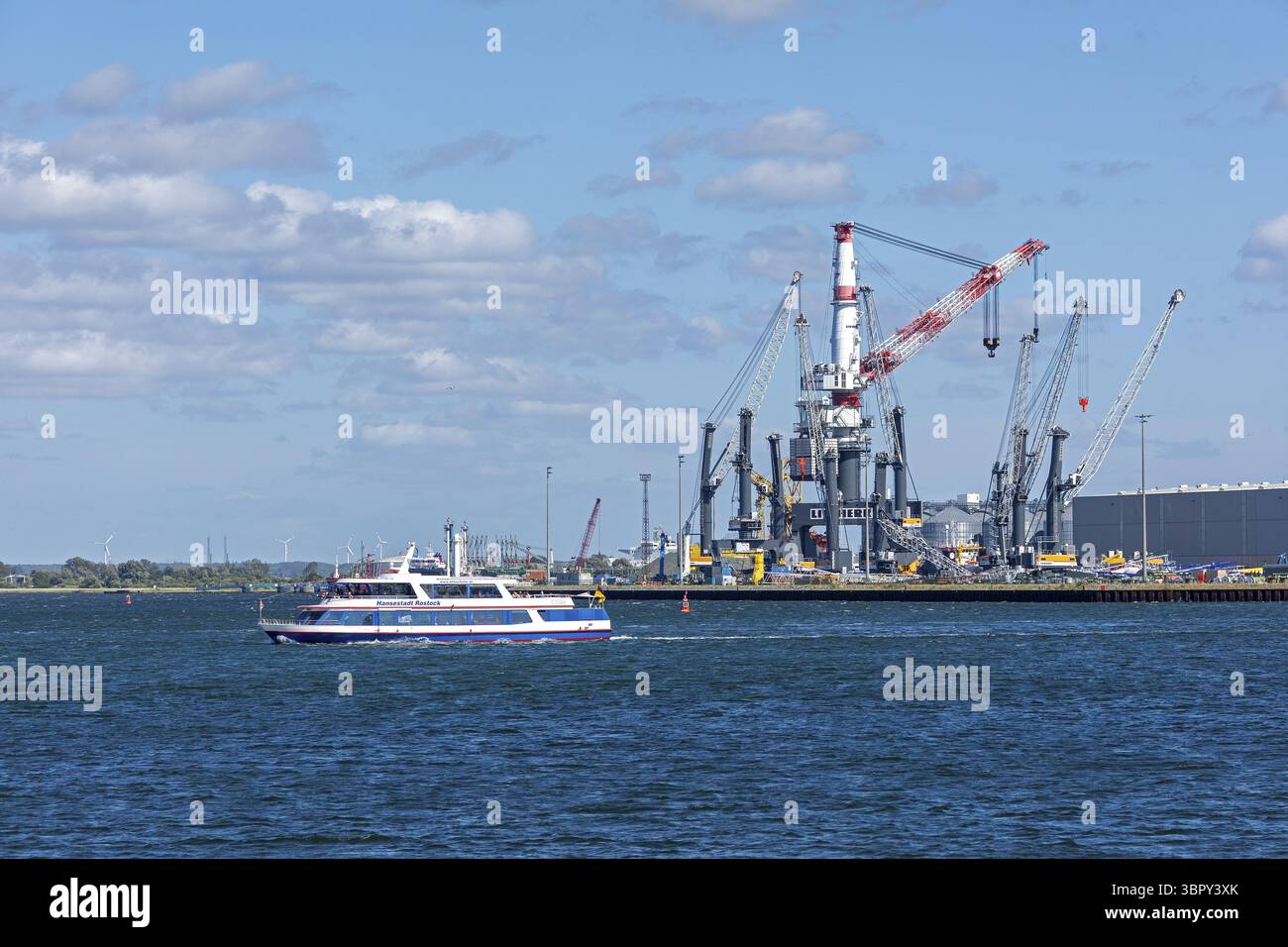 Barca per escursioni, porto d'oltremare, Liebherr-MCCtec, gru pesante TCC 78000, Warnow, Warnemuende, Rostock, Meclemburgo-Pomerania occidentale, Germania Foto Stock