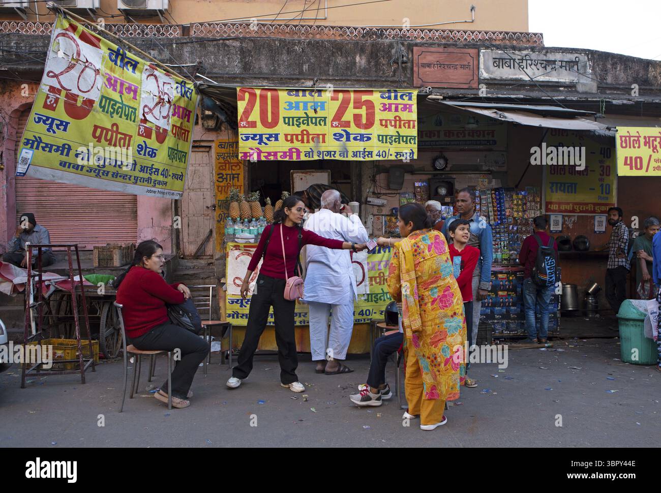 Scena di strada di fronte a una bancarella di bevande nel centro storico della città, Jaipur, Rajasthan, India Foto Stock