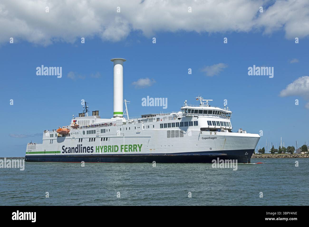 Scandlines Hybrid Ferry arriva, Warnow, Warnemuende, Rostock, Meclemburgo-Pomerania occidentale, Germania Foto Stock
