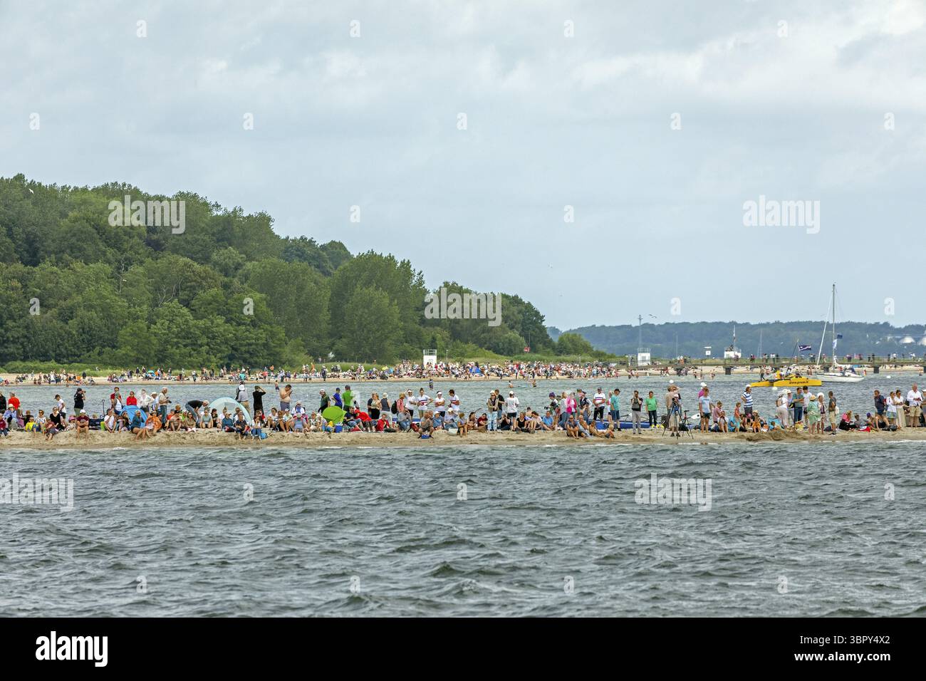 Persone che guardano la parata di windjammer, Kieler Woche, Kiel Fjord, Kiel, Schleswig-Holstein, Germania Foto Stock