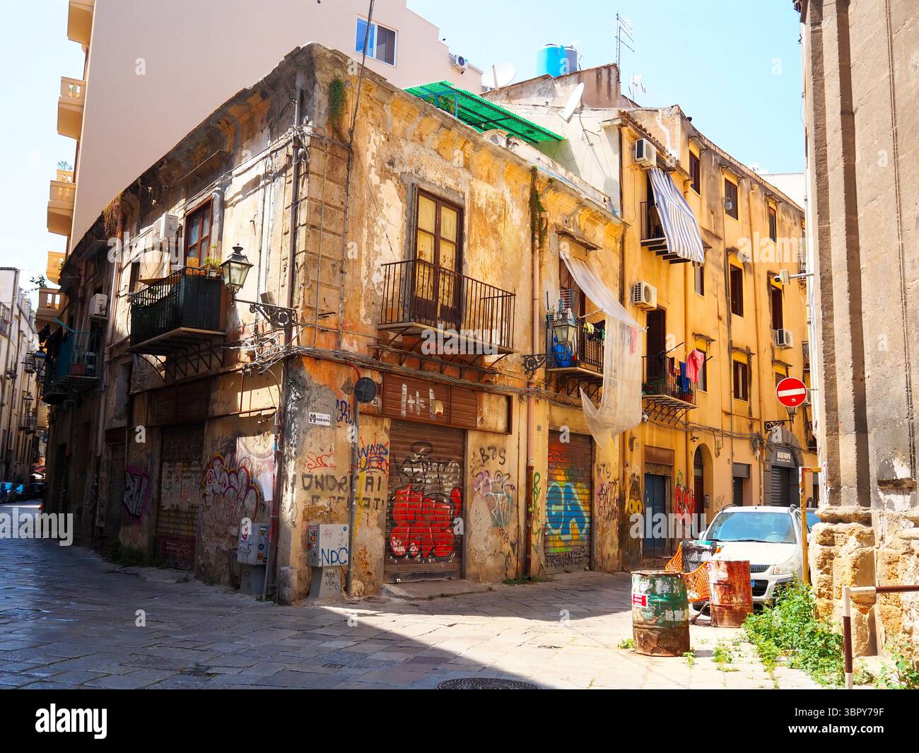 Colorati edifici in decadenza e graffiti nel centro storico di Palermo, la Sicilia Foto Stock