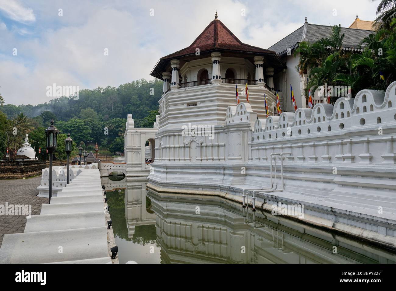 Tempio della reliquia sacra del dente o Sri Dalada Maligawa, torre ottagonale, Kandy, Sri Lanka Foto Stock