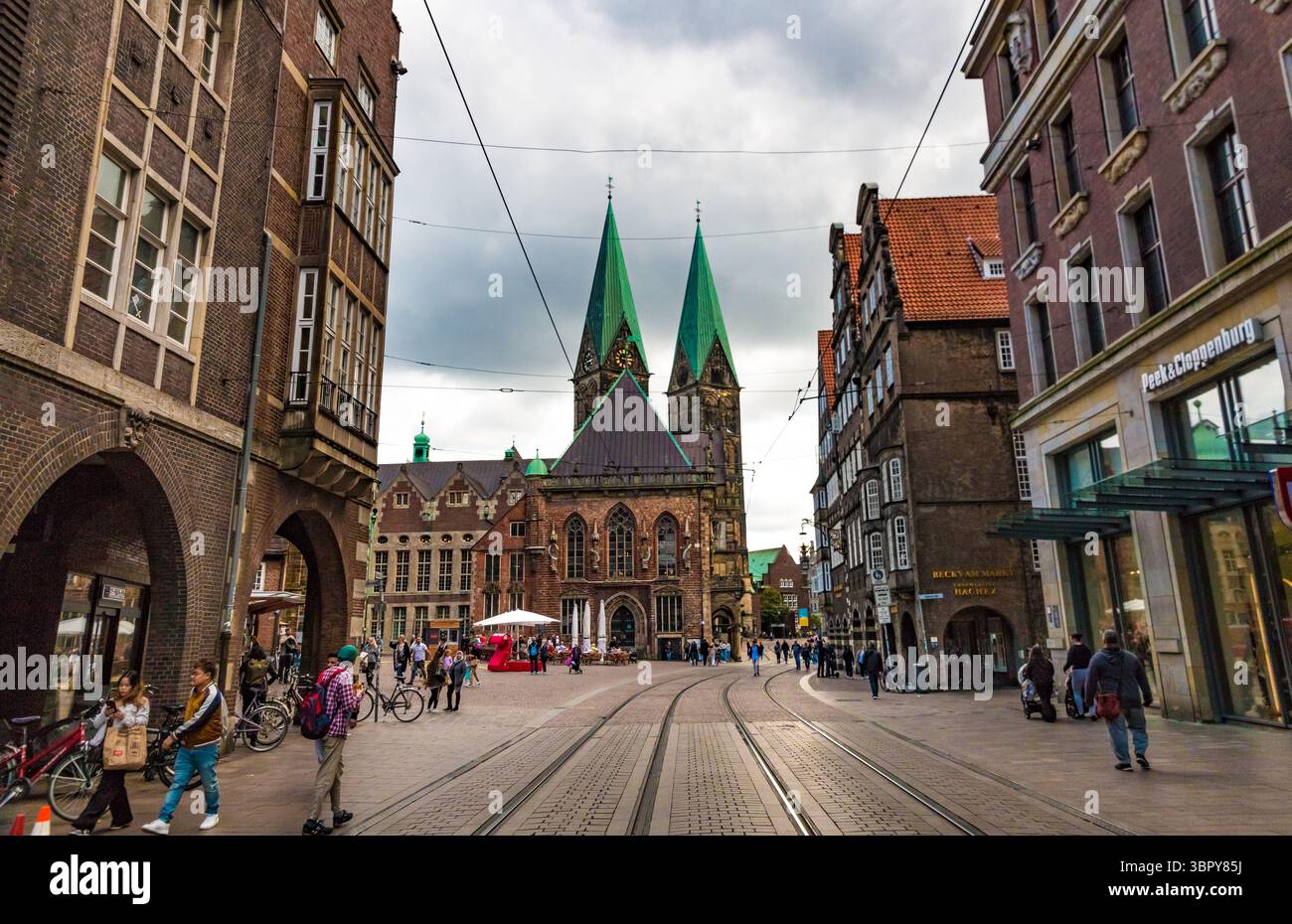Splendida vista da via Obernstraße verso la piazza del mercato di Brema. Di fronte c'è il famoso cimitero chiamato Unser Lieben Frauen Kirchhof con... Foto Stock