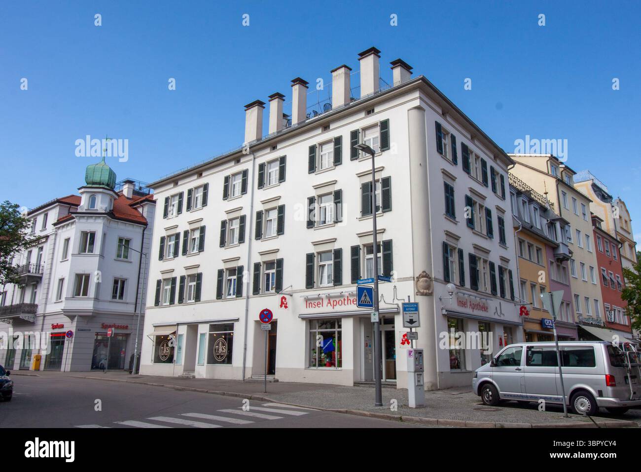 LINDAU, GERMANIA - 31 MAGGIO 2025: Una vista stradale grandangolare che mostra un importante edificio bianco che ospita "Insel Apotheke" (Farmacia dell'isola) ad un angolo Foto Stock