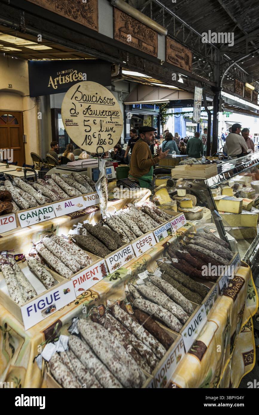 Banchina del mercato con travaglio, mercato coperto, Marche provenzale, Antibes, Provenza Alpi Costa Azzurra, Francia meridionale Foto Stock
