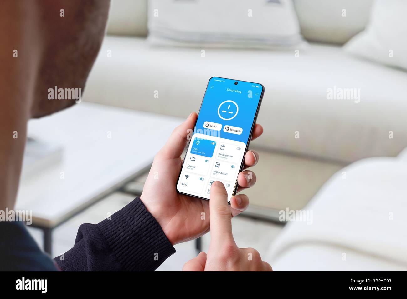 Interfaccia smartphone per la pianificazione e il controllo temporizzato dei dispositivi intelligenti nella casa moderna Foto Stock