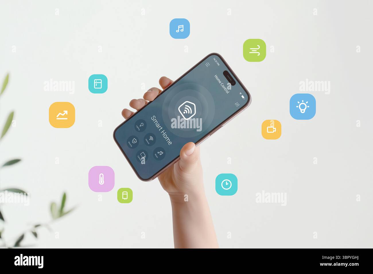 Interfaccia domestica intelligente con funzioni multiple di automazione domestica visualizzate attraverso elementi grafici luminosi che volano intorno al telefono Foto Stock