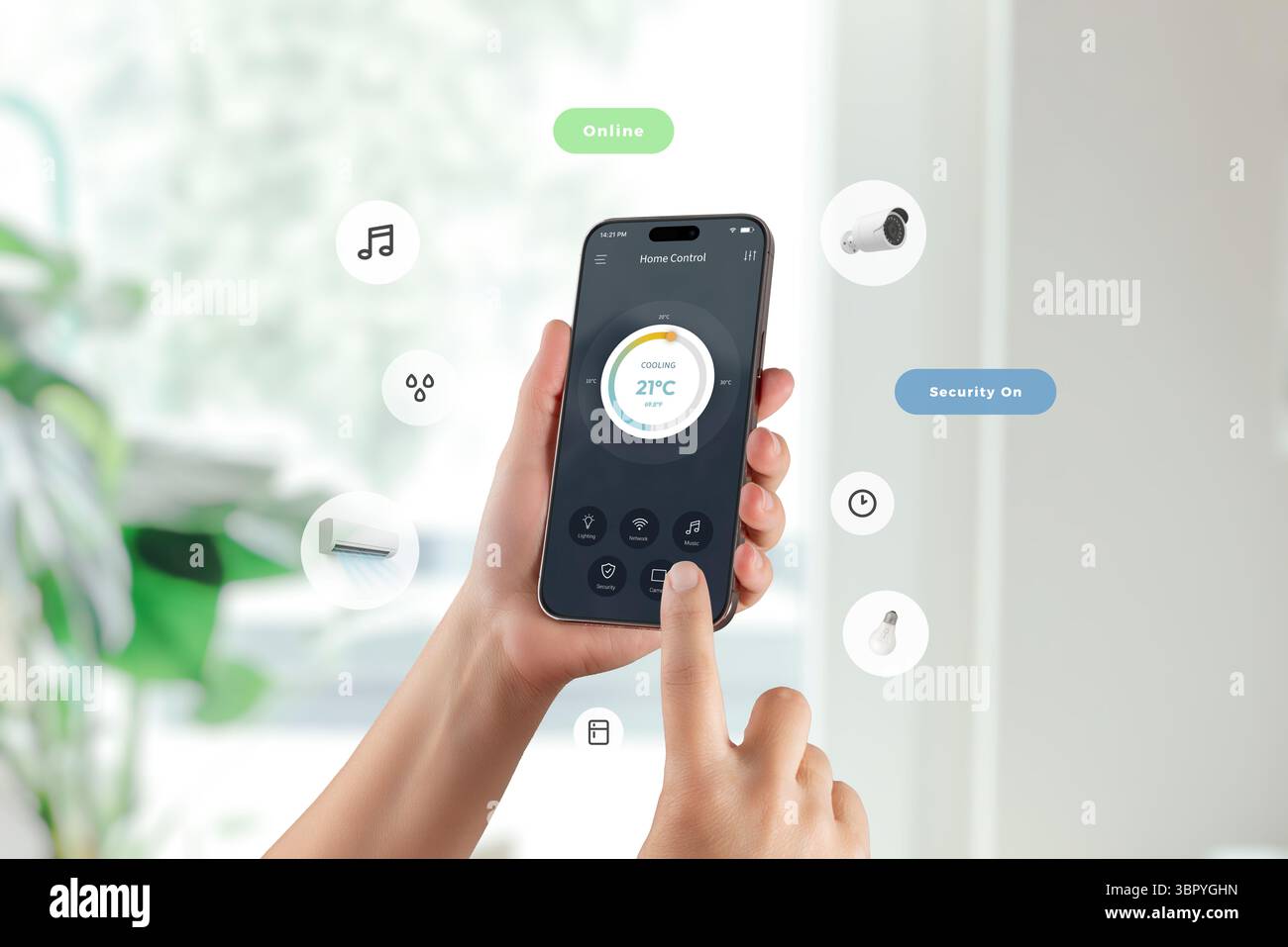 App Smart Home con controllo del raffreddamento e stato di sicurezza visualizzati sullo schermo mobile in un ambiente naturale Foto Stock