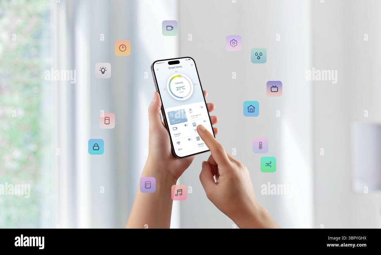 L'utente controlla le funzioni della casa intelligente con icone colorate fluttuanti che circondano lo schermo dello smartphone Foto Stock