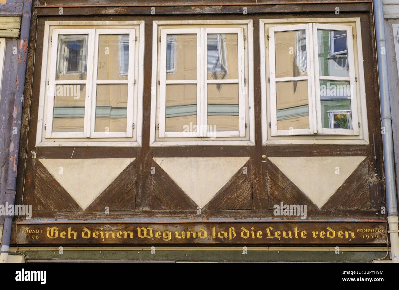 Dire in una casa a graticcio, andate per la vostra strada e lasciate che la gente parli, coraggio, fiducia in se stessa, bassa Sassonia, Germania Foto Stock