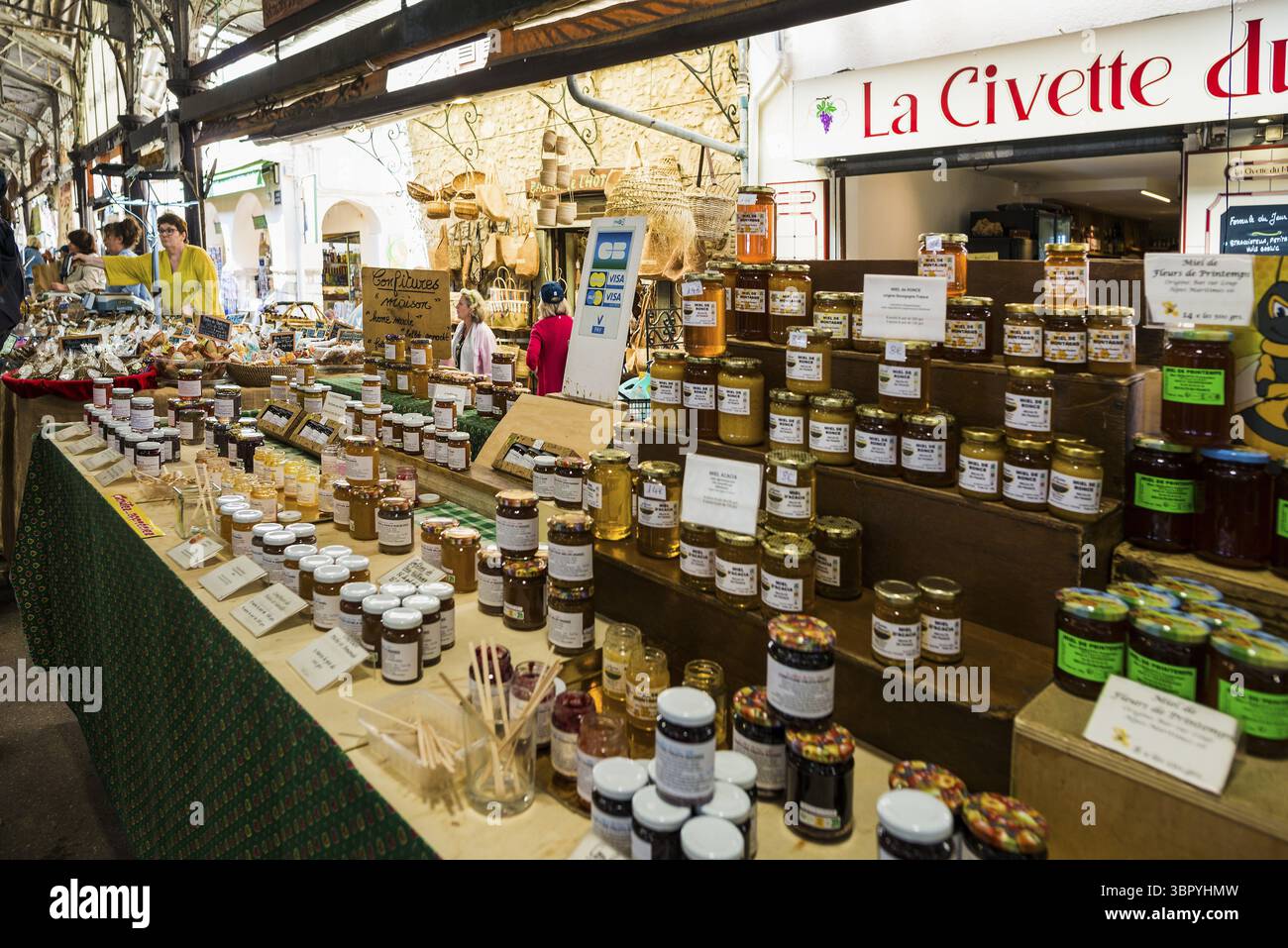 Bancarelle con miele, mercato coperto, Marche provenzali, Antibes, Provenza Alpi Costa Azzurra, Francia meridionale Foto Stock
