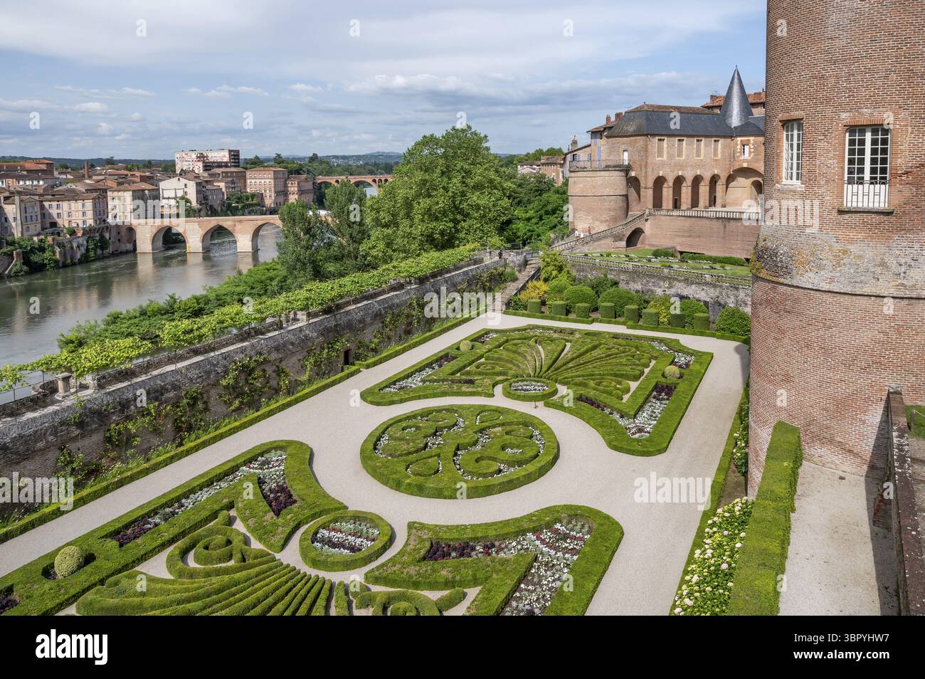 Vista panoramica dal Palais de la Berbie con il suo giardino rigorosamente francese sul Tarn fino alla sponda opposta con il quartiere la Madeleine e il Foto Stock