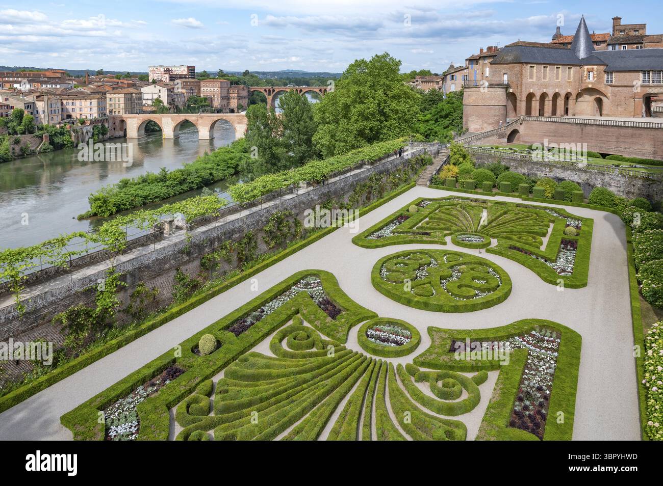 Vista panoramica dal Palais de la Berbie con il suo giardino rigorosamente francese attraverso il Tarn fino alla sponda opposta con il quartiere la Madeleine Foto Stock