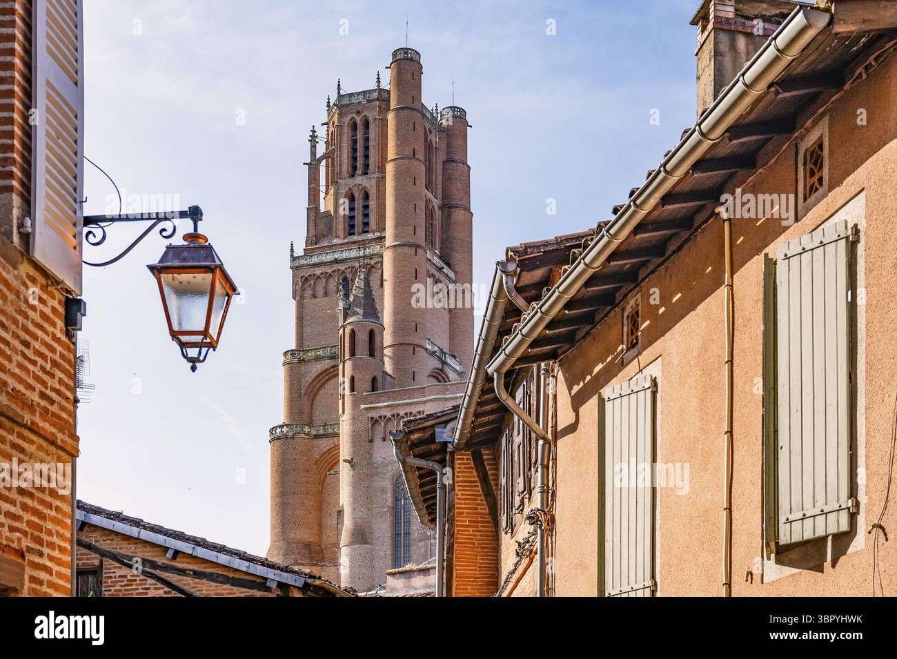 Vista dalla città vecchia di Albi all'imponente campanile alto 78 metri della cattedrale di Sainte-Cecile, costruita in mattoni rossi nello stile gotico del sud Foto Stock
