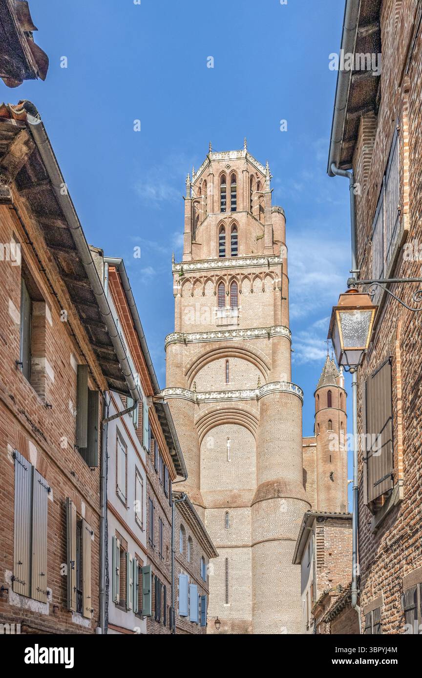 Vista dalla Rue du Castelviel nella città vecchia di Albi all'imponente campanile alto 78 metri della Cattedrale di Sainte-Cecile, costruita in mattoni rossi nel Foto Stock