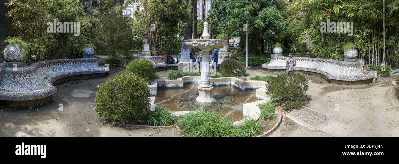 Foto panoramica della fontana Escultura del Fiestero nel Parco di Malaga (Parque de Malaga), Malaga, Andalusia, Spagna Foto Stock