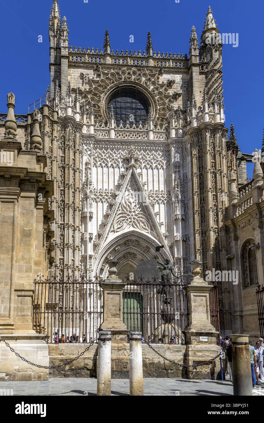 Ingresso alla cattedrale gotica di Siviglia (Catedral de Sevilla) con copia in bronzo della famosa statua Replica del Giraldillo nel centro storico Foto Stock
