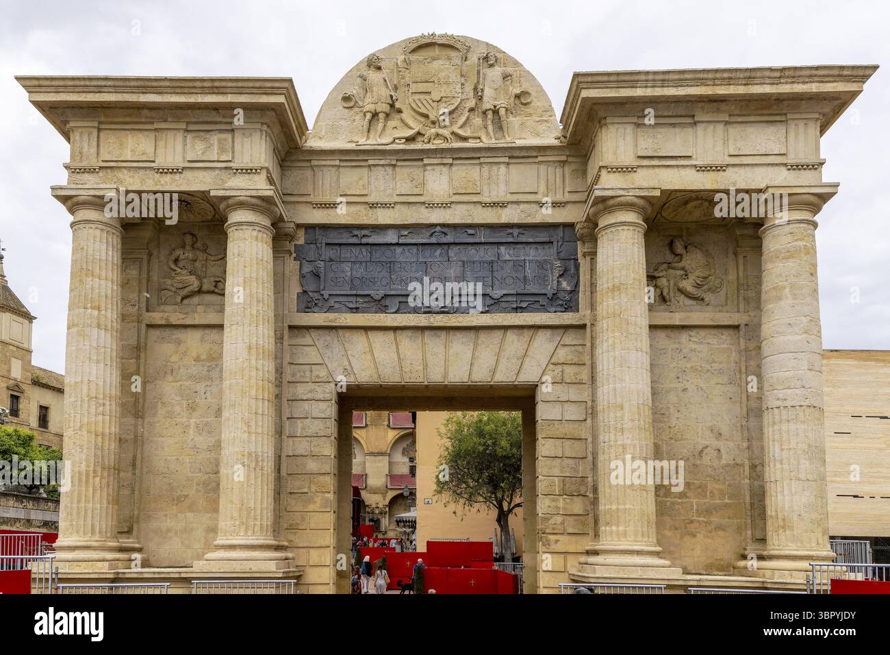 Tor tor Puerta del Puente vicino al ponte romano, Cordoba, provincia di Cordoba, Andalusia, Spagna Foto Stock