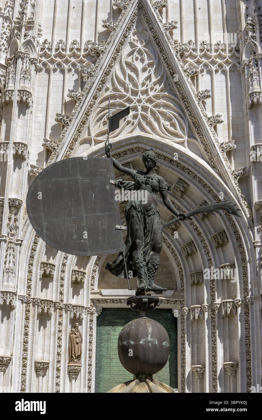 Ingresso alla cattedrale gotica di Siviglia (Catedral de Sevilla) con copia in bronzo della famosa statua Replica del Giraldillo nel centro storico Foto Stock