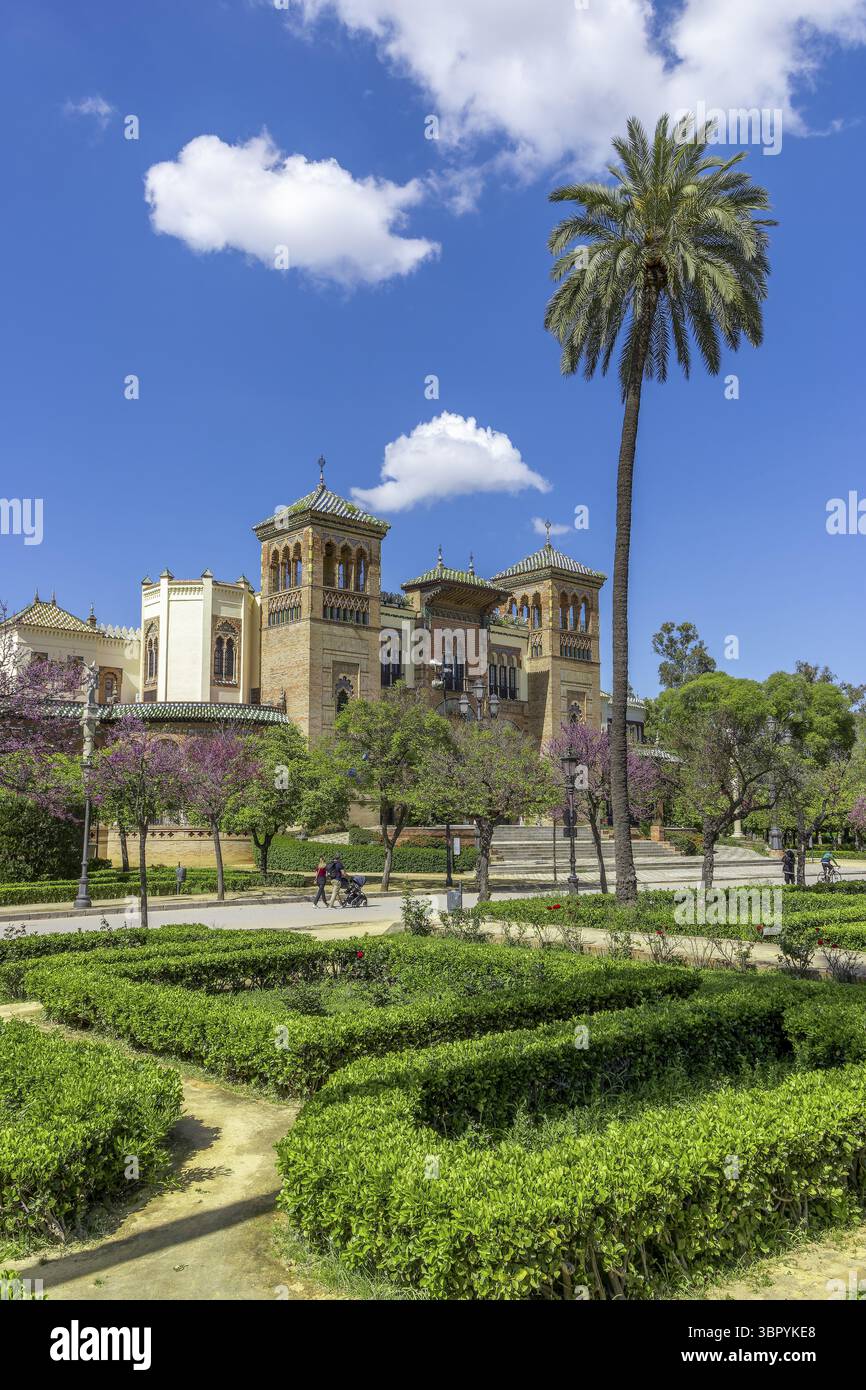 Parchi Parque de las Palomas e l'edificio Museo di Arti popolari e Dogana di Siviglia (Museo de Artes y Costumbres Populares de Sevilla), Siviglia Foto Stock