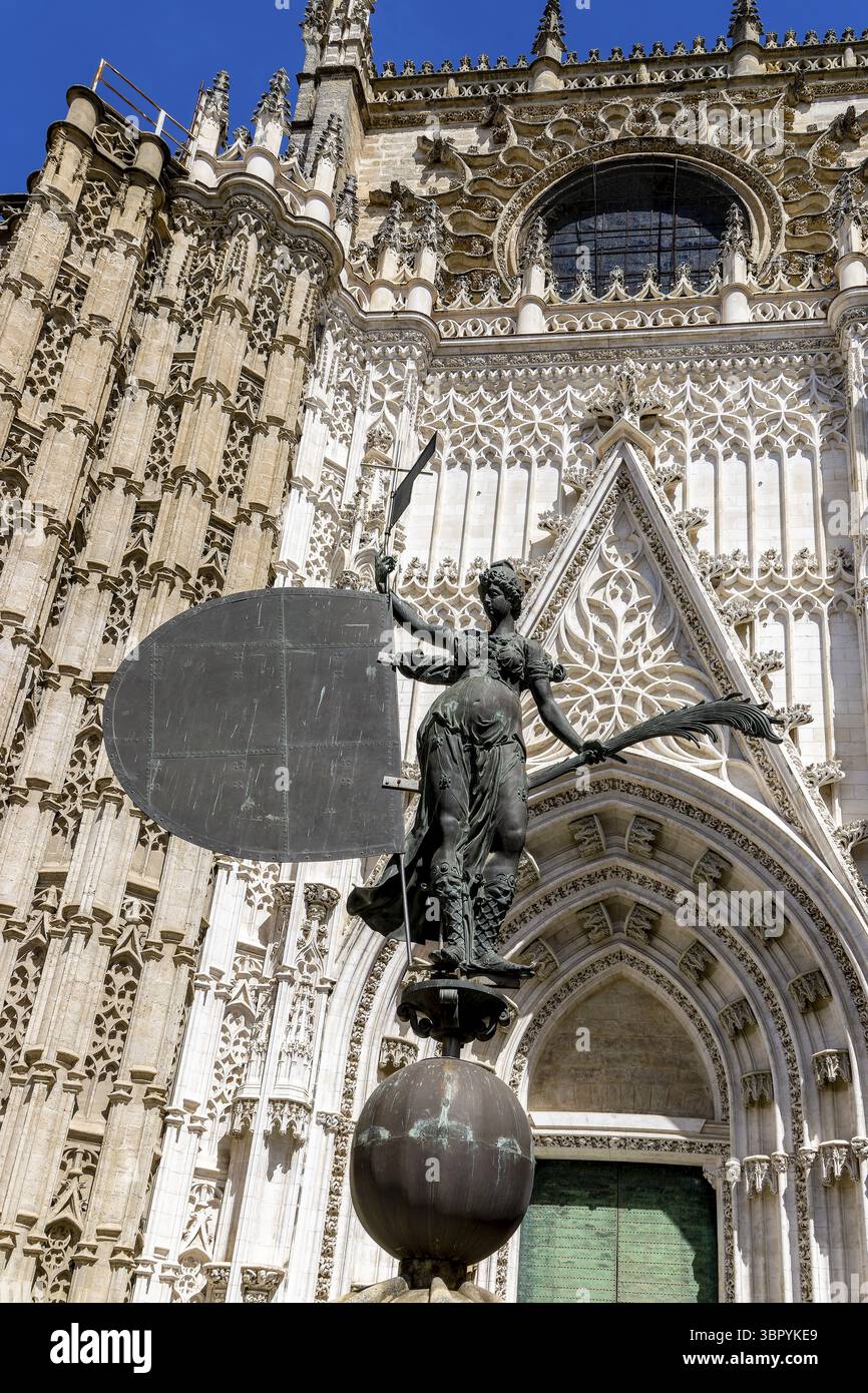 Ingresso alla cattedrale gotica di Siviglia (Catedral de Sevilla) con copia in bronzo della famosa statua Replica del Giraldillo nel centro storico Foto Stock