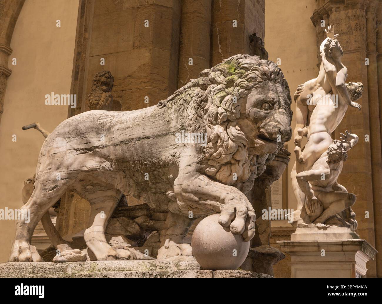 FIRENZE, ITALIA - 17 MARZO 2025: La scultura del Leone - Loggia dei Lanzi - originale romano del II secolo d.C. Foto Stock