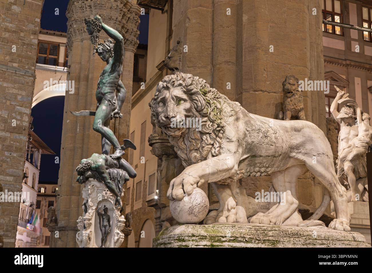 FIRENZE, ITALIA - 17 MARZO 2025: La scultura del Leone - Loggia dei Lanzi - originale antichità di Flaminio Vacca (1594 - 1598). Foto Stock