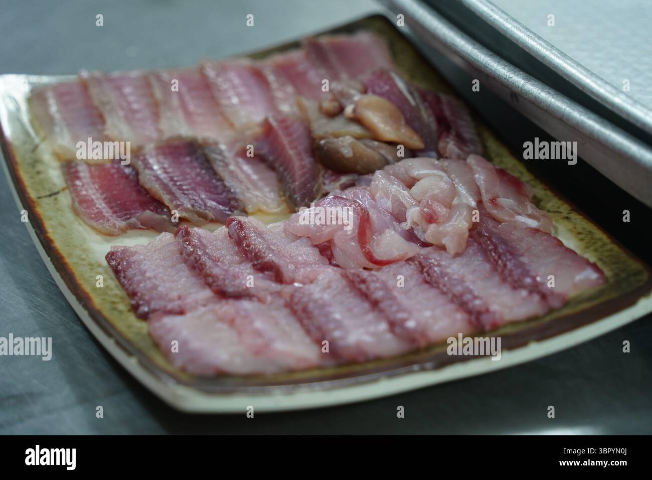 Sashimi di skate fermentato servito su piatto - prelibatezza tradizionale coreana Foto Stock