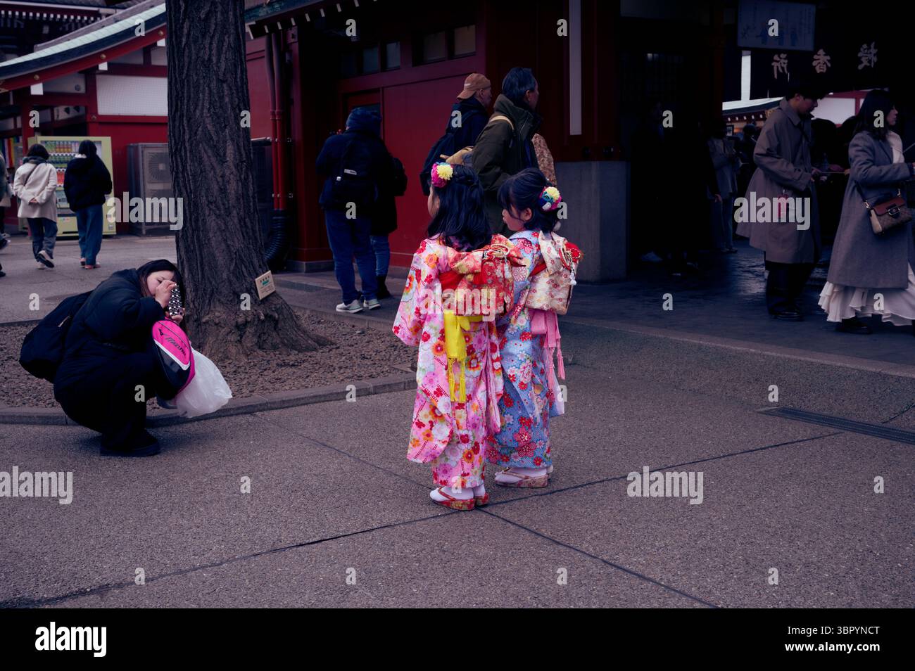 Due ragazze in kimono colorati posano per delle foto al tempio senso-ji di Asakusa Foto Stock
