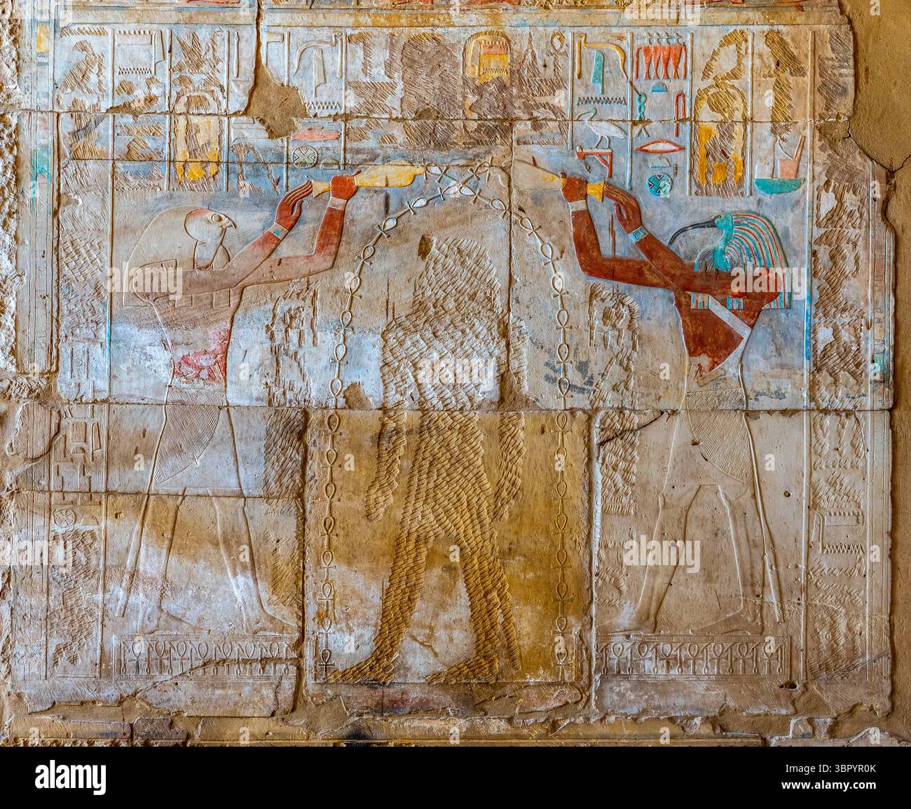 Horus e Thoth versano acqua o un liquido purificante su una figura centrale, che è stata deliberatamente cancellata. Palazzo Ma'at, complesso del Tempio di Karnak,. Foto Stock