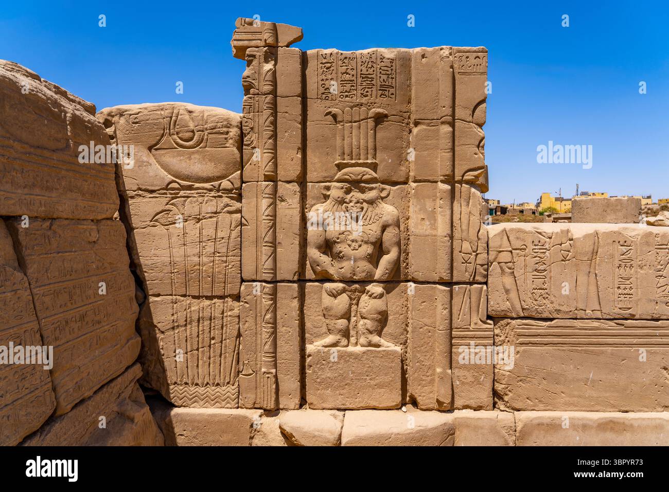 Rilievo di Bes nel recinto di Mut situato all'interno del complesso del tempio di Karnak, Luxor Foto Stock