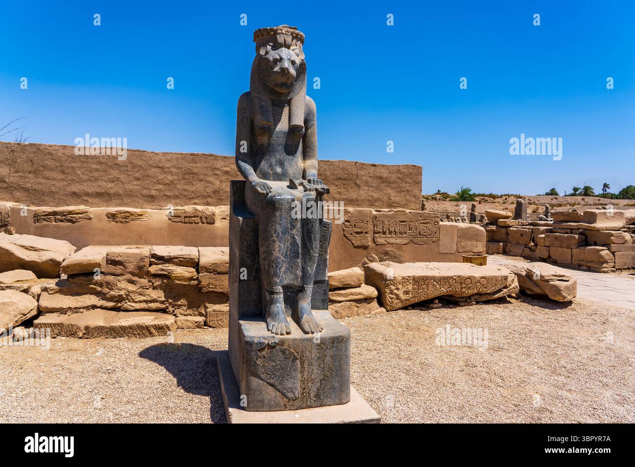 Statua della dea Sekhmet nel recinto di Mut situato all'interno del complesso del tempio di Karnak, Luxor Foto Stock