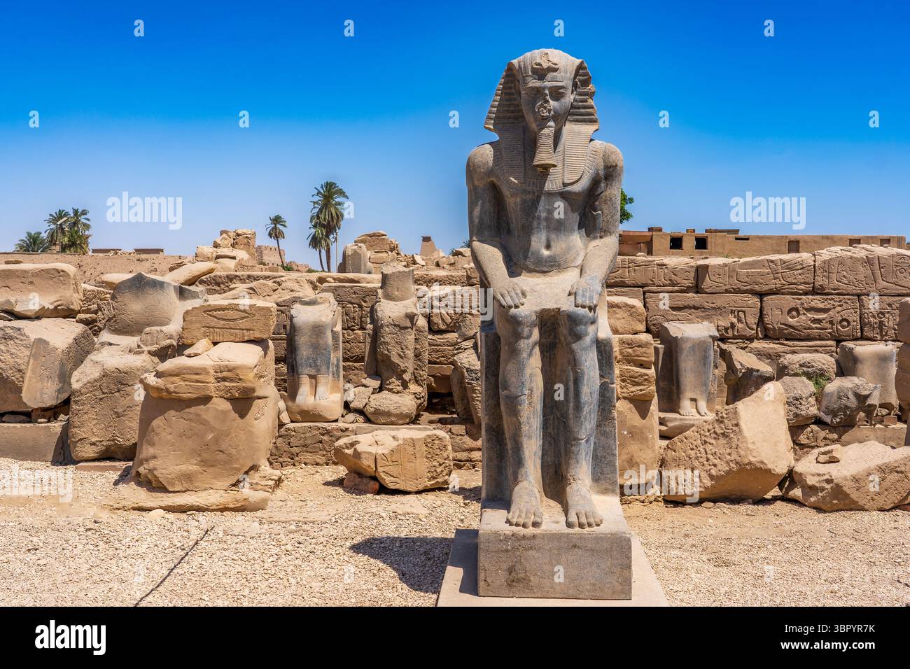 Statua di Ramsete II nel recinto di Mut situato all'interno del complesso del tempio di Karnak, Luxor Foto Stock