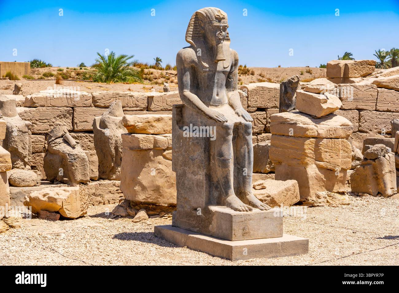 Statua di Ramsete II nel recinto di Mut situato all'interno del complesso del tempio di Karnak, Luxor Foto Stock