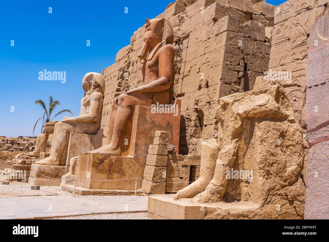 Terzo pilone del complesso del tempio di Karnak a Luxor con colossali statue di Thutmose II Foto Stock